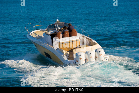 Drei Yamaha Außenbordmotoren auf Sessa Key Largo 36 Motorboot Splatter Splash Wasserspaß zu beschleunigen Stockfoto