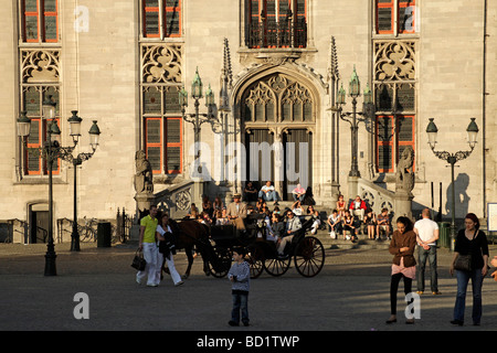 Wagen mit Touristen auf dem Grote Markt Platz mit Provinciaal Hof Provincial Gerichtsgebäude in Brügge Belgien Stockfoto