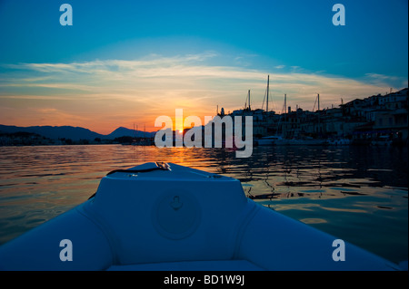 Bogen des Schlauchboot im Sonnenuntergang nähert sich Poros Griechenland Saronischen Golf Stockfoto