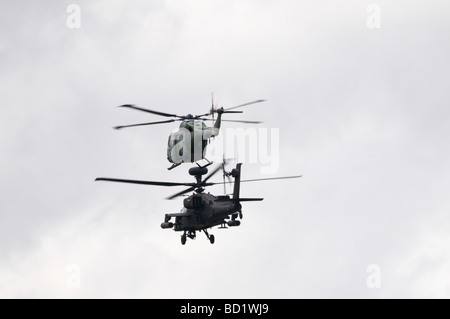 Fairford Airshow Sonntag 2009 Westland Apache AH1 und AH-64 Longbow Army Air Corps Middle Wallop Blue Eagles Lynx AH7 Stockfoto