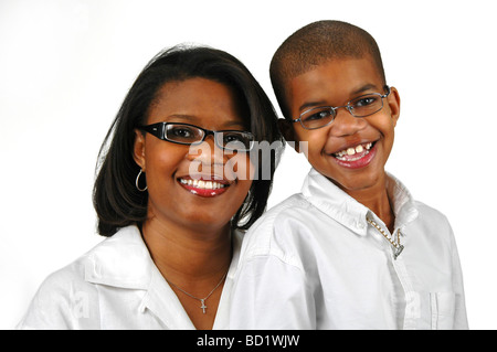 African American Mutter und Sohn lächelnd vor einem weißen Hintergrund Stockfoto