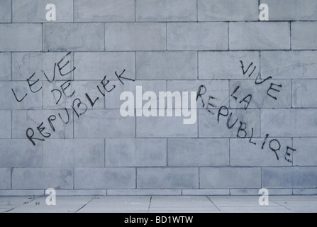 Elk129-4251-Belgien-Brüssel-französischen und flämischen Bi-Lingual graffiti Stockfoto