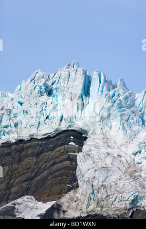 Bertrab hängende Gletscher klammert sich an die Felswand bei Gold Harbour Südgeorgien Antarktis Stockfoto