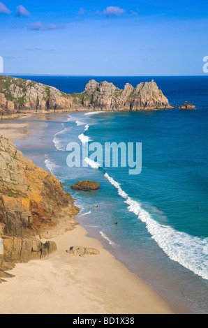 Pednvounder Strand und Logan Rock in der Nähe von Porthcurno Cornwall Stockfoto