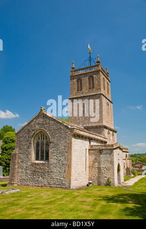 Eine alte englische Kirche an einem Sommertag mit blauem Himmel und grünen Rasen. Stockfoto