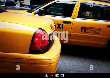 Gelben Taxis in New York City Street, Zuschauer Gesicht im Autofenster. Stockfoto