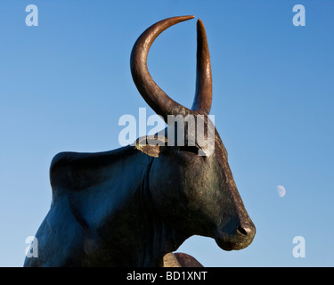 Die Durham Kuh Skulptur des Künstlers Andrew Burton, am Ufer des Flusses Wear in der Nähe der Stadt, England Stockfoto