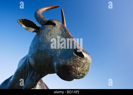 Die Durham Kuh Skulptur des Künstlers Andrew Burton, am Ufer des Flusses Wear in der Nähe der Stadt, England Stockfoto