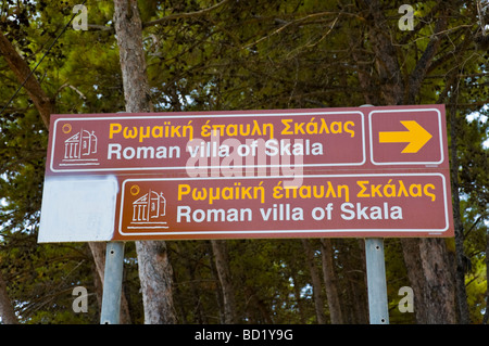 Braune Tourismus Zeichen zur römischen Villa mit Mosaiken im Zentrum von Skala auf der griechischen Insel Kefalonia Griechenland GR Stockfoto