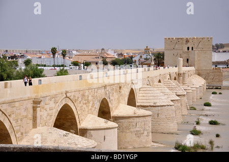 Die römische Brücke über den Fluss Guadalquivir, Cordoba, Provinz Córdoba, Andalusien, Spanien Stockfoto