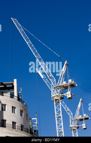 Hohe Kräne auf dem neuen Egton Flügel des BBC Broadcasting House, Portland Place, London, England. Stockfoto