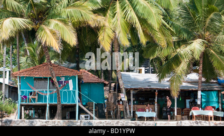 Bungalows und Coco Hütten unter Palmen auf beliebte Palolem Beach Goa Indien Stockfoto