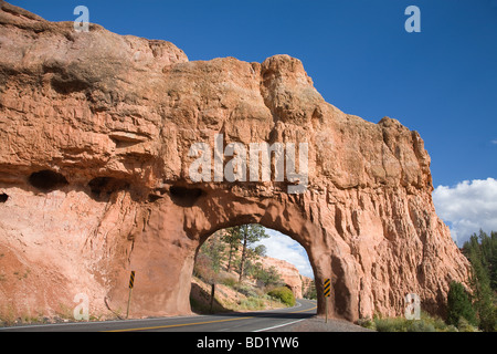 Weg durch Tunnel Bogen in einen Felsen, Red Rock Canyon, Utah, USA Stockfoto