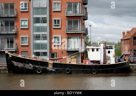 Alte Fischerei Trawler in einem Hausboot Gloucester Docks UK umgewandelt Stockfoto