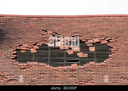 Dach eines alten verfallenen Hauses mit einem großen Loch Freilegen der Holz Sparren die Fliesen Bedworth Coventry uk unterstützen würde Stockfoto