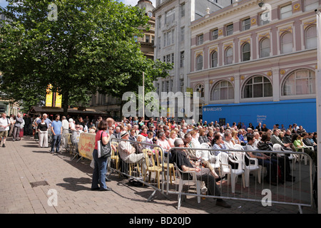 Menschenmassen beobachtete eine Band an der Manchester jazz-Festival in St Annes Platz Manchester uk Stockfoto