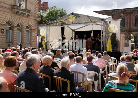 Menschenmassen beobachtete eine Band an der Manchester jazz-Festival in St Annes Platz Manchester uk Stockfoto