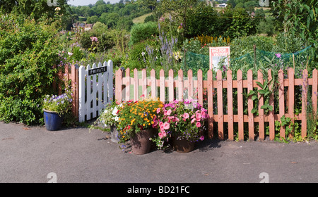 eine Hütte zurück Gardent Arley Station auf die Severn Valley Railway mit einem Seitenhieb für Victory-Zeichen zum Gedenken an die zweite Welt Stockfoto