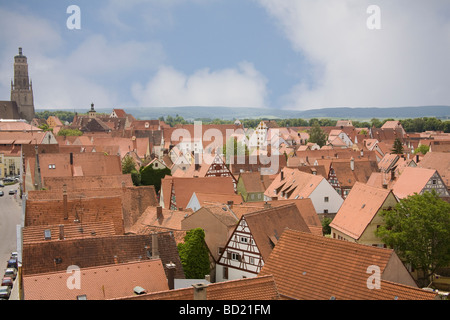 Nordlingen Bayern Deutschland EU Blick hinunter auf bunten Gebäuden in der Altstadt dieser charmanten mittelalterlichen Stadt an der romantischen Straße Stockfoto