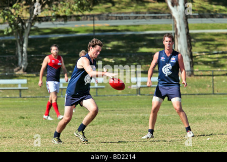 Australian Rules Football gespielt wird von zwei Teams in einem Wettbewerb Stockfoto