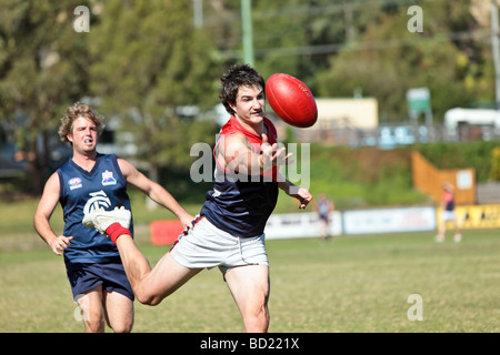 Australian Rules Football gespielt wird von zwei Teams in einem Wettbewerb Stockfoto