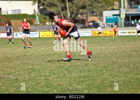 Australian Rules Football gespielt wird von zwei Teams in einem Wettbewerb Stockfoto