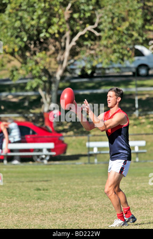 Australian Rules Football gespielt wird von zwei Teams in einem Wettbewerb Stockfoto