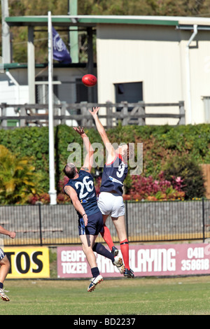 Australian Rules Football gespielt wird von zwei Teams in einem Wettbewerb Stockfoto