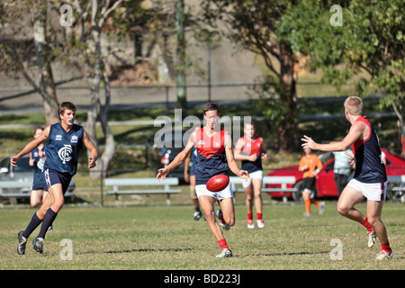 Australian Rules Football gespielt wird von zwei Teams in einem Wettbewerb Stockfoto