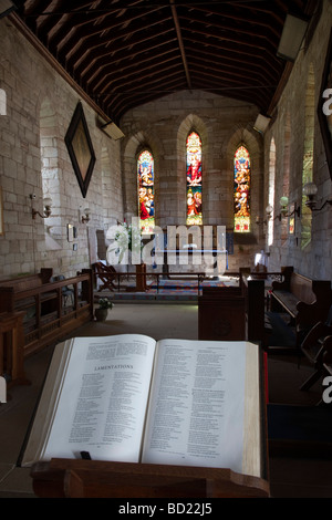 Innenansicht der Kirche St Mary in Lindisfarne auf Holy Island uk Stockfoto
