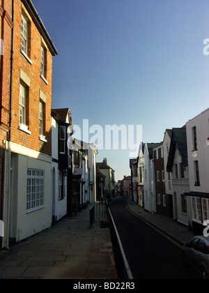 Alle Heiligen Straße führt hinunter die Küste am östlichen Ende von Hastings. Stockfoto