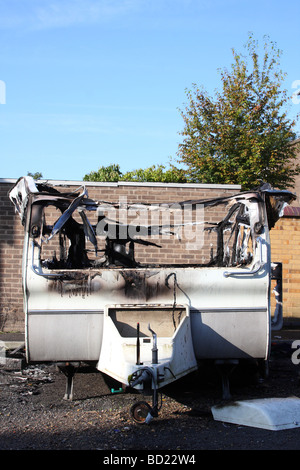 A ausgebrannt Wohnwagen auf einer Straße in St. Ann's, Nottingham, England, UK Stockfoto