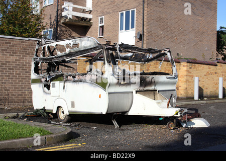 A ausgebrannt Wohnwagen auf einer Straße in St. Ann's, Nottingham, England, UK Stockfoto