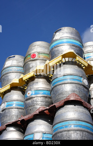 Bierfässer in einer Brauerei in Großbritannien. Stockfoto