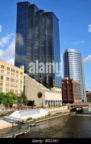 Grand Rapids Riverwalk. Das große Gebäude im Hintergrund ist das JW Marriott Hotel die hohen Gebäude der Amway Hotel Stockfoto