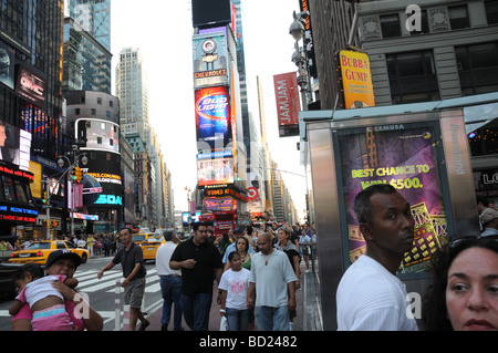 In Manhattans Theaterviertel Broadway ist immer voll. Stockfoto