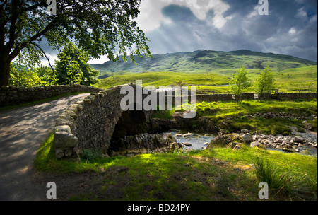 Gewitterwolken über Hardknott Pass, The Lake District Vereinigtes Königreich zu sammeln. Stockfoto