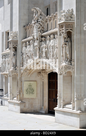 Fassade & kunstvoll gewölbter Eingang vor dem Obersten Gerichtshof In Middlesex Guildhall, einem denkmalgeschützten Gebäude aus portland in Westminster London, England, Großbritannien Stockfoto