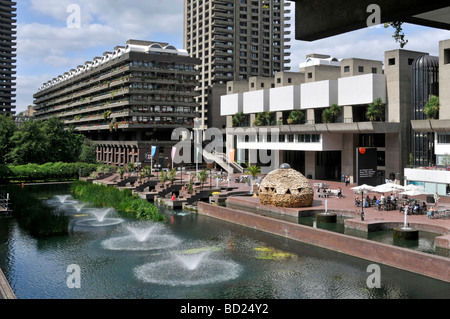 Lake & Water mit Brunnen, urbanes Barbican Centre, brutalistische Architektur, Hochhaus, Wahrzeichen, Wolkenkratzer, Apartmentturm City of London, England, Großbritannien Stockfoto