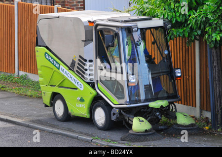 Mechanische Straße und Gehweg Kehrmaschine zur Arbeit des Rates Logo Digital entfernt Stockfoto