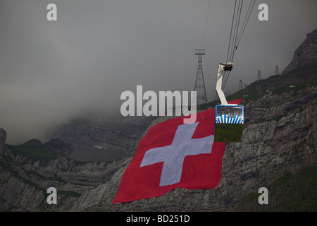 Größte Schweizer Flagge jemals produziert entrollte auf der Klippe nördlich des Säntis für den Schweizer Nationalfeiertag 01.08.2009, Schwägalp, CH Stockfoto