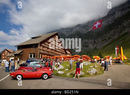 Größte Schweizer Flagge jemals produziert entrollte auf der Klippe nördlich des Säntis für den Schweizer Nationalfeiertag 01.08.2009, Schwägalp, CH Stockfoto