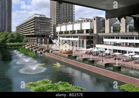 Lake & Water bieten Springbrunnen im städtischen Barbican Centre brutalistische Architektur Hochhaus Wahrzeichen Wolkenkratzer Wohnhäuser City of London England Großbritannien Stockfoto