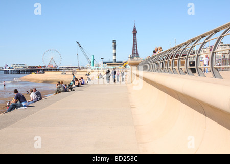 Blackpool Promenade Beach und Tower mit Blick auf das Meer Stockfoto