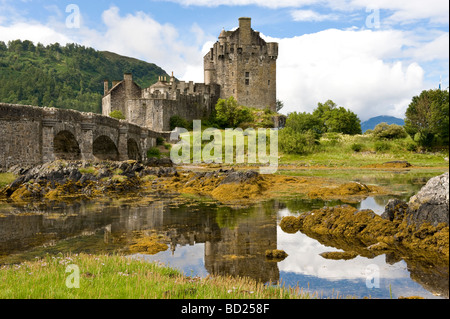 Eilean Donan Castle spiegelt sich im Loch Duich Hochland an einem sonnigen Tag in Schottland Juli 2009 Stockfoto