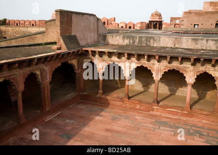 Hof in Jehangirs Palastbereich der Agra Red Fort, Kreuzgang, Bögen und Säulen umgeben. Agra. Indien. Stockfoto