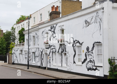 Chelsea Arts Club London dekoriert ihr Gebäude in Old Church Street mit Wandmalereien von Tony Common. Temporäre Wandmalerei HOMER SYKES Stockfoto