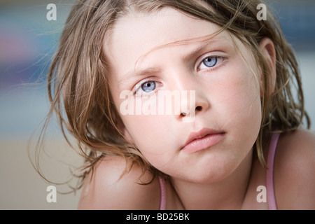 Close Up Shot eines schönen jungen Kindes mit Wind fegte Haar Stockfoto