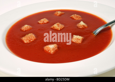 Nahaufnahme von Schüssel Tomatensuppe in weiße Schüssel mit Croutons auf weißem Hintergrund. Stockfoto