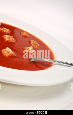 Nahaufnahme von Schüssel Tomatensuppe mit croutons Stockfoto